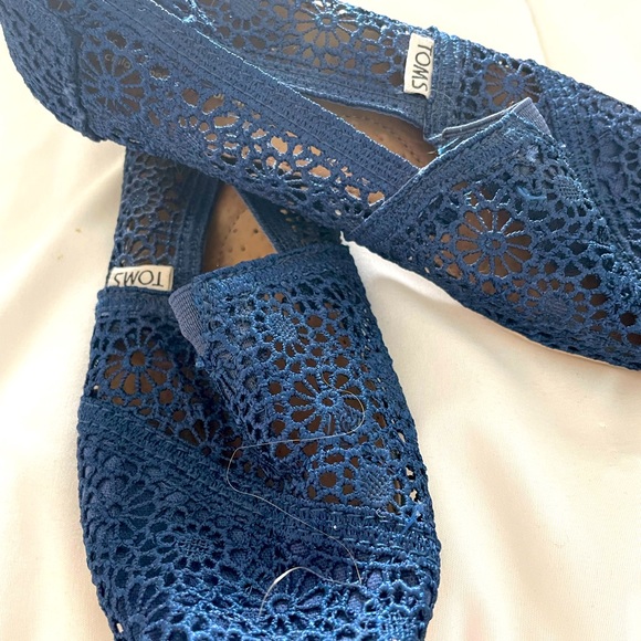 Tom’s blue lace shoe - Picture 2 of 3
